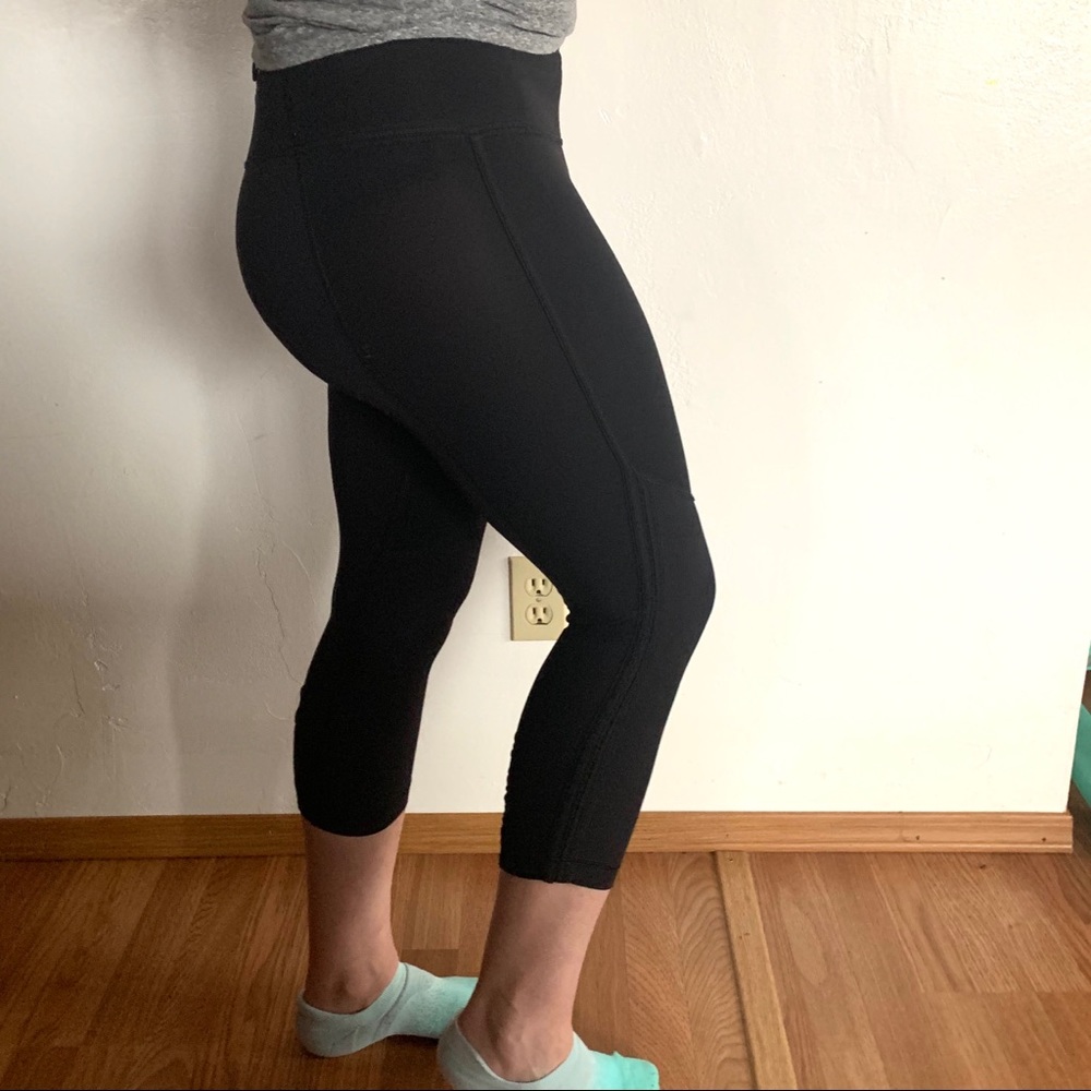 LIKE NEW Fast and free black crop